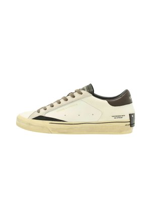 Sneaker bianca in pelle con accenti in suede e nero, punta rotonda, chiusura con lacci e suola consumata. Presenta il logo "Crime London" sul lato.
