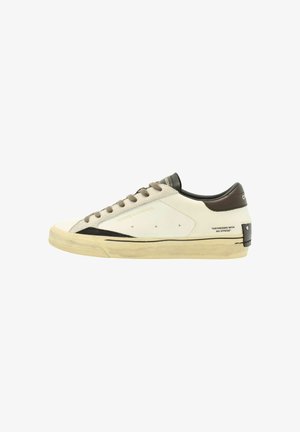 Sneaker bianca in pelle con accenti in suede e nero, punta rotonda, chiusura con lacci e suola consumata. Presenta il logo "Crime London" sul lato.