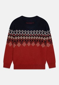 Červený a námořnický svetr s fair isle vzorem a geometrickými tvary. Pletená textura s žebrovanými manžetami a lemem. Název značky "HACKETT" na zadní straně.