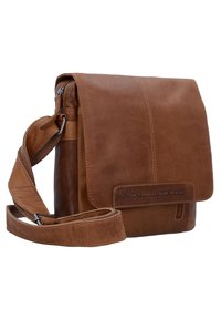 Borsa a tracolla in pelle marrone con pattina pieghevole, tracolla regolabile, chiusura con zip e logo in rilievo. Texture liscia con finitura naturale.