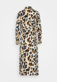 Lång, löst sittande klänning i lättviktsmaterial med en beige bas och ett djärvt leopardmönster i svarta, orange och blå tonar. Knäppt midja, krage.