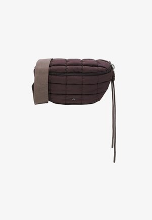 Borsa trapuntata viola con forma arrotondata, chiusura con zip e ampia tracolla in tessuto. Nota per il suo motivo di cucitura distintivo e legature laterali regolabili.