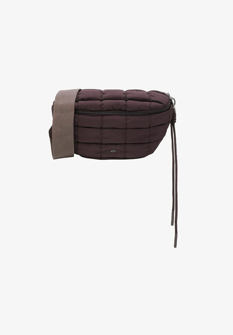 Bolso acolchado morado con forma redondeada, cierre con cremallera y una amplia correa de textil. Patrón de costura notable y lazos ajustables en los laterales.