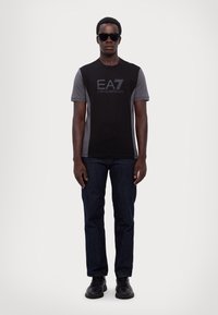 EA7 Emporio Armani Μπλουζάκι με στάμπα - black