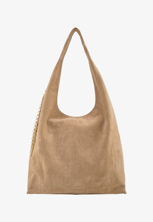 Große beige Hobo-Tasche aus strukturiertem Leder mit glatter Oberfläche, mit einer lässigen Form und einem goldenen Kettenakzent auf einer Seite.