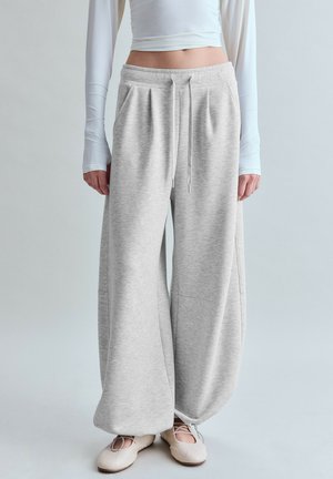 Stradivarius, SOFT-TOUCH BARREL JOGGER TROUSERS - Pantalon de survêtement - light grey
