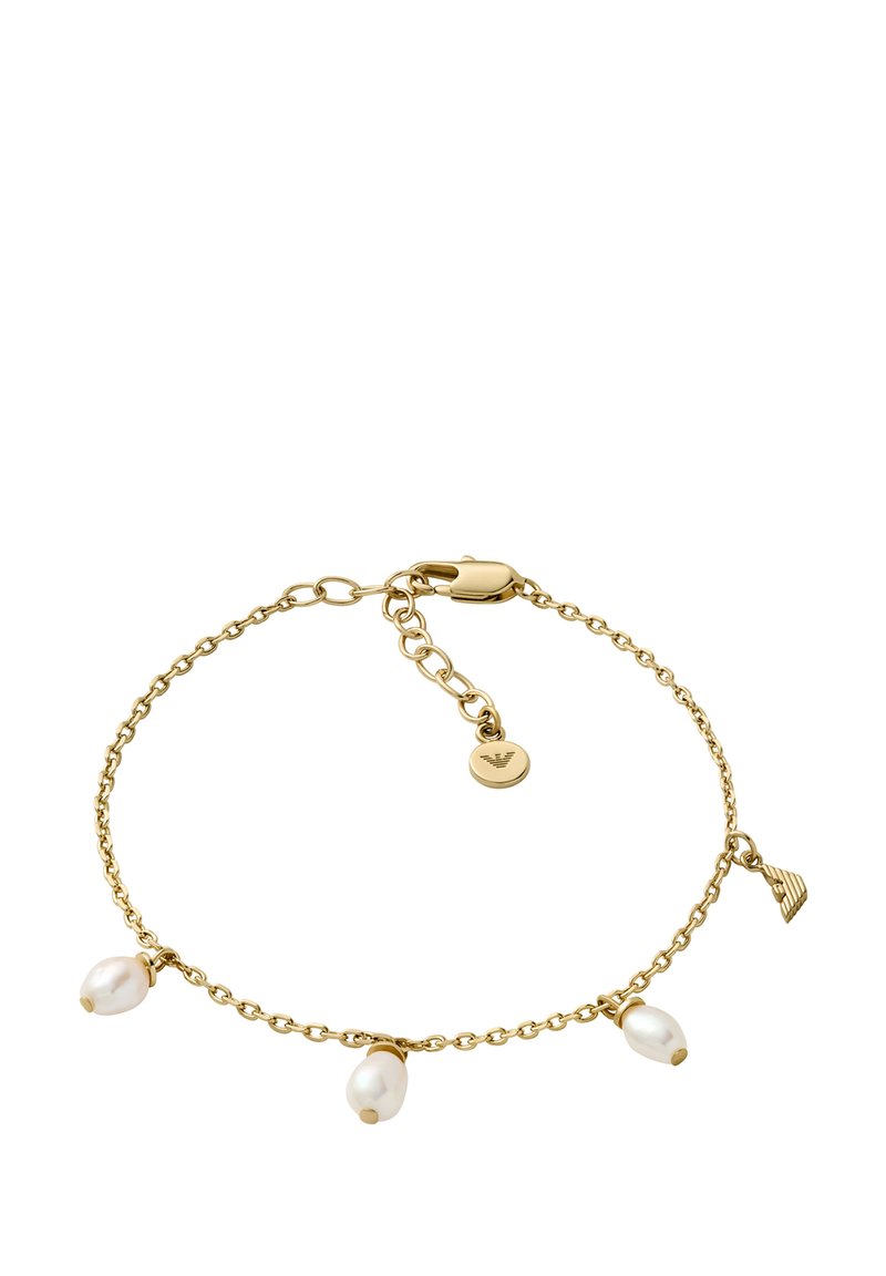 Bracciale in oro con tre perle bianche e un piccolo ciondolo, dotato di chiusura a moschettone e lunghezza regolabile.