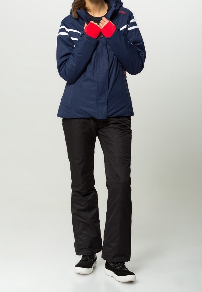 Chaqueta aislante azul marino con rayas blancas, pantalones negros y guantes rojos. Cuenta con capucha, cierre de cremallera y diseño deportivo. Zapatos negros con suelas blancas.