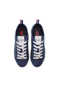 Blaue Denim-Sneaker mit weißen Schnürsenkeln, einem strukturierten Obermaterial und einer weißen Sohle. Mit roten und weißen Akzenten an der Ferse und Logo-Details im Inneren.