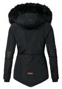 Giacca nera isolata con cappuccio foderato in pelliccia sintetica, maniche trapuntate e orlo curvo. Presenta un'etichetta in pelle brandizzata sul retro.