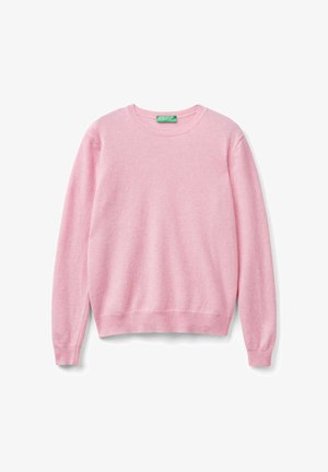 Lichtroze lange mouwen crewneck trui met geribde manchetten en zoom, plat weergegeven tegen een witte achtergrond.