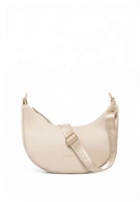 Bézs bőrtáska ívelt formával, felső cipzáras záródással és aranyszínű fémrészletekkel, valamint logóval díszített pánttal.