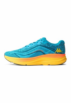 Chaussure de running bleue à motif avec semelle orange et jaune et logo jaune sur le talon, vue de côté sur fond blanc.