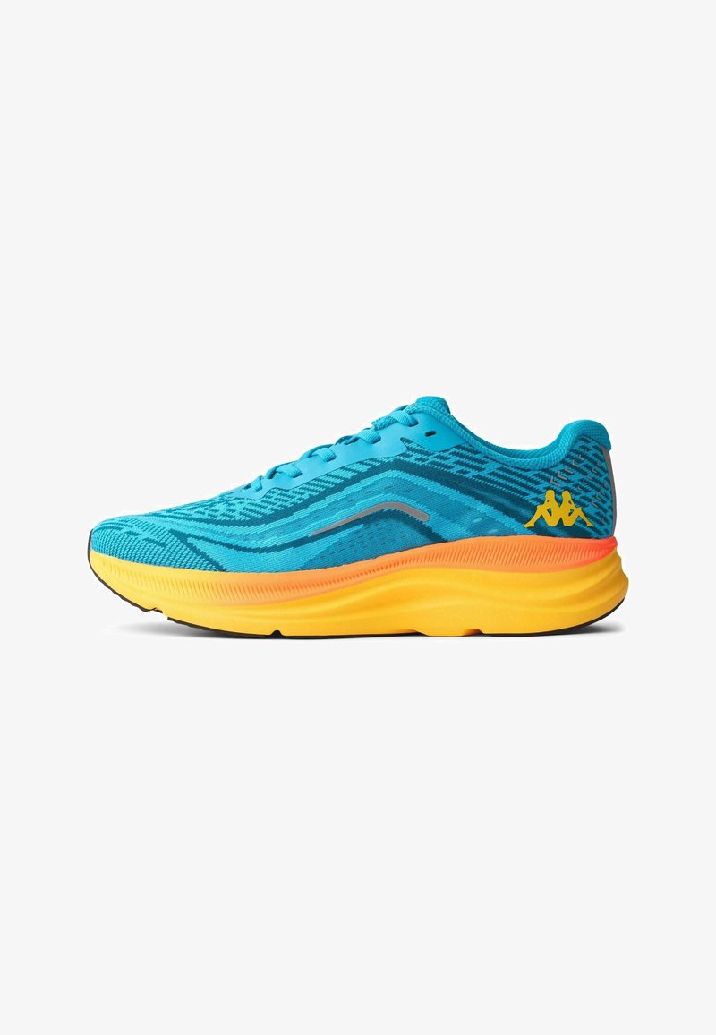 Chaussure de running bleue à motif avec semelle orange et jaune et logo jaune sur le talon, vue de côté sur fond blanc.