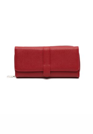 Rood leren portemonnee met een textuurafwerking, voorzien van een klepsluiting en een ritscompartiment. Compacte, rechthoekige vorm met minimale hardware.