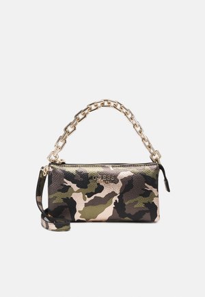 Petit sac à main rectangulaire à motif camouflage avec poignée chaîne dorée et fermeture éclair, marqué du logo "GUESS" à l'avant.