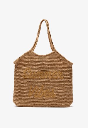 Geweven strooktas in natuurlijk beige met een verhoogd letterontwerp dat "Summer Vibes" leest. Twee stevige handvatten voor gemakkelijk dragen.