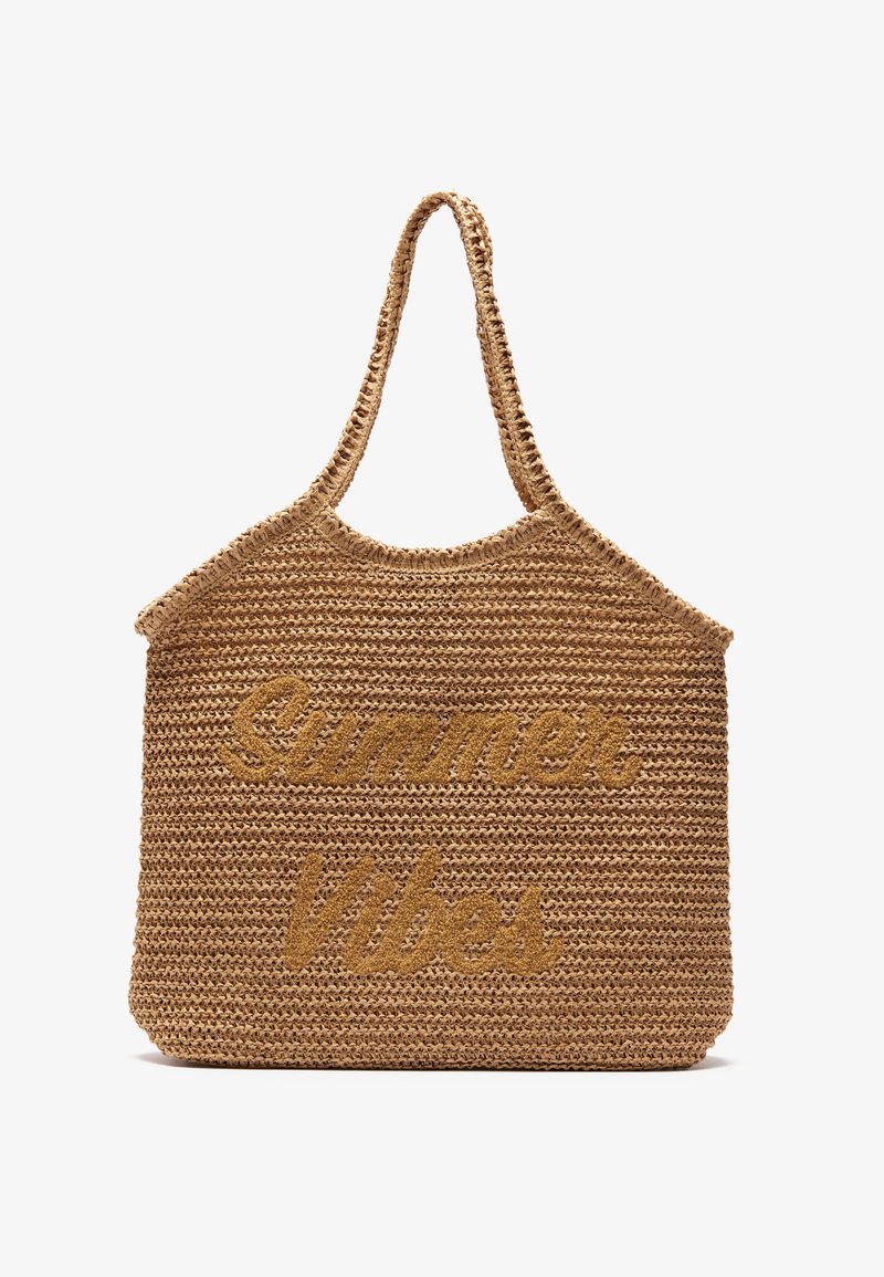Saco de palha trançado em bege natural com um design em letras elevadas que diz "Vibes de Verão". Possui duas alças resistentes para facilitar o transporte.