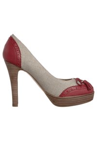 Chaussure à talon haut avec une tige en textile crème, un capuchon et un talon en cuir rouge, un bout arrondi avec un détail en nœud, et une plateforme au look bois.