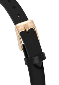 Bracelet de montre noir avec boucle en or gravée "Victoria Hyde" et plusieurs trous de réglage sur fond blanc.