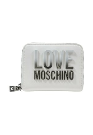 Portafoglio in pelle bianca con il testo in rilievo "LOVE MOSCHINO" in argento. Presenta una chiusura con zip e un tirazip a forma di cuore metallico. Texture liscia.