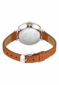 Brauner Lederarmband mit silbernem Edelstahlbeschlag, ausgestattet mit einem runden Gehäuse und einem Logo auf der Schließe. Glatte Textur, schlichtes Design.