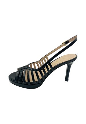 Sandalo nero in pelle verniciata con tacco alto, cinturino posteriore e molteplici sottili cinturini sul dorso del piede.