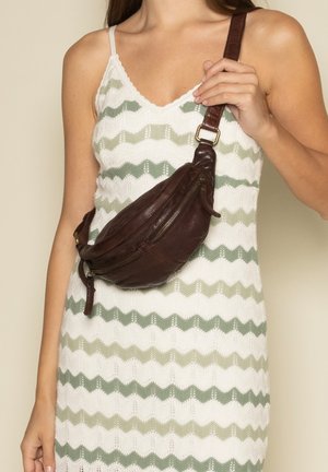 Gusti Leder, ACTON - Sac banane - dunkelbraun