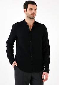 REGULAR FIT - Camisa - black
