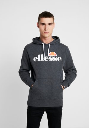 Mørkegrå hættetrøje lavet af blødt stof, med et stort hvidt logo og orange detaljer, samt en kengurulomme og justerbar snor i hætten.