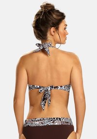 Zestaw bikini z halterem, z wzorzystym górnym elementem w kolorach czarnym, białym i niebieskim, połączony z jednolitymi brązowymi dolnymi akcentami z wiązaniem z tyłu.
