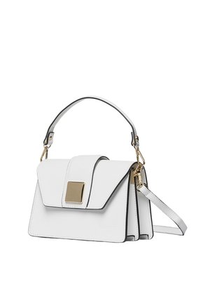 Witte leren handtas met bovenhandvat en afneembare schouderriem, met een rechthoekige gouden sluiting op de voorklep.