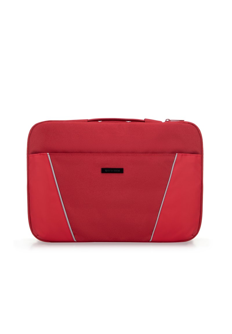 Bolsa de portátil roja con una superficie de tela suave, que presenta un diseño minimalista y un bolsillo frontal con acentos reflectantes para mayor visibilidad.