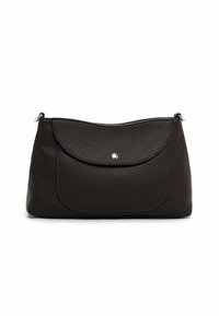 Borsa a mano in pelle marrone scuro con finitura testurizzata, chiusura a patta arrotondata e dettagli in oro discreti, caratterizzata da una forma curva e da un design minimalista.