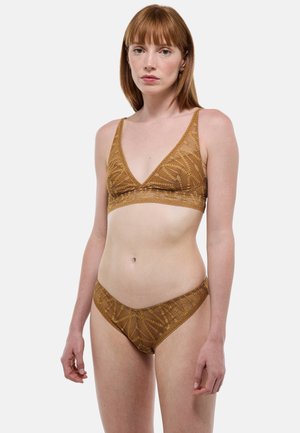 Ensemble lingerie en dentelle marron comprenant un bralette triangulaire et une culotte assortie avec un motif de feuilles. Texture douce et détails délicats sur les bordures.