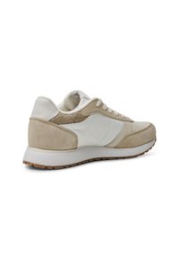 Zapatilla blanca y beige con acentos de ante y textura, punta redonda, diseño de cordones y suela de goma blanca con una suela de goma marrón.