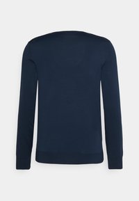 Pullover a maniche lunghe color blu navy con scollatura a girocollo, realizzato in un tessuto morbido e liscio, con schiena senza cuciture e polsini a coste.