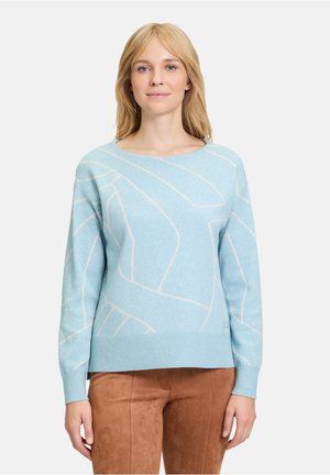 Hellblauer Strickpullover mit einem geometrischen cremefarbenen Muster, rundem Ausschnitt, langen Ärmeln und geripptem Saum. Weicher, strukturierter Stoff.
