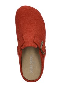 Sabot en feutre rouge avec une silhouette arrondie, une sangle ajustable et un détail de boucle en métal. Texture douce et semelle intérieure profilée. Logo sur la doublure intérieure.