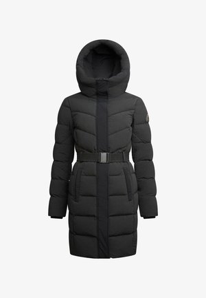 Abrigo de plumas largo y negro con acolchado, capucha de cuello alto, cintura con cinturón, bolsillos laterales y mangas largas con un parche de logo en el brazo izquierdo.