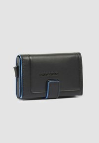 Schwarze Lederbrieftasche mit blauen Akzenten; rechteckiges Design, glatte Textur, mit Verschluss und eingeprägtem Logo auf der Vorderseite.