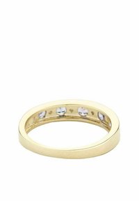 Anello d'oro con una finitura liscia, caratterizzato da una fila di pietre preziose trasparenti incastonate in una fascia circolare. Design circolare con bordo lucido.