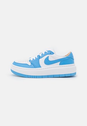 Zapatilla de corte bajo en cuero blanco y azul claro, con puntera perforada, cordones blancos, suela blanca gruesa y detalles azules en la suela exterior.
