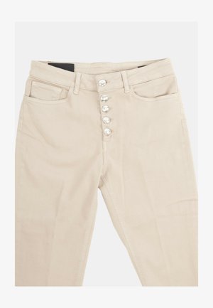 Pantaloni beige a vita alta con cinque bottoni d'argento, tasche frontali e tasca porta-monete, passanti per cintura, esposti su uno sfondo neutro.