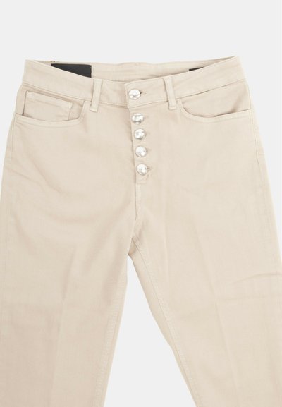 Pantaloni beige a vita alta con cinque bottoni d'argento, tasche frontali e tasca porta-monete, passanti per cintura, esposti su uno sfondo neutro.