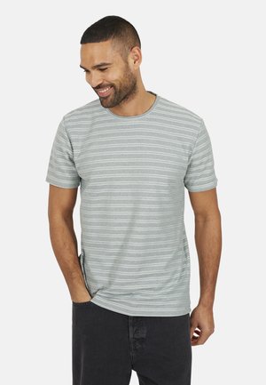 Gestreepte korte mouwen t-shirt in lichtgrijs met donkere horizontale lijnen. Ronde hals, zachte stof, relaxed fit, zijsplit details.