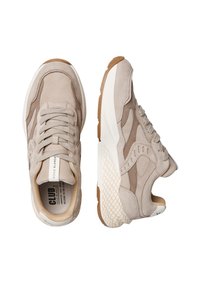 Sneaker beige in suede con accenti testurizzati e suole in gomma bianca. Punta arrotondata e lacci; foderatura interna di una tonalità più chiara.