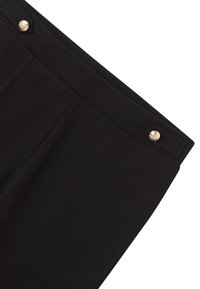 Pantaloni neri su misura con una texture liscia, caratterizzati da due bottoni dorati in vita e pieghe frontali per un tocco di design in più.