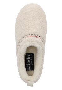 Zapatilla de color crema con una textura suave, punta redondeada, costuras decorativas rojas y una etiqueta en la parte trasera. Etiqueta de la marca visible en el interior.