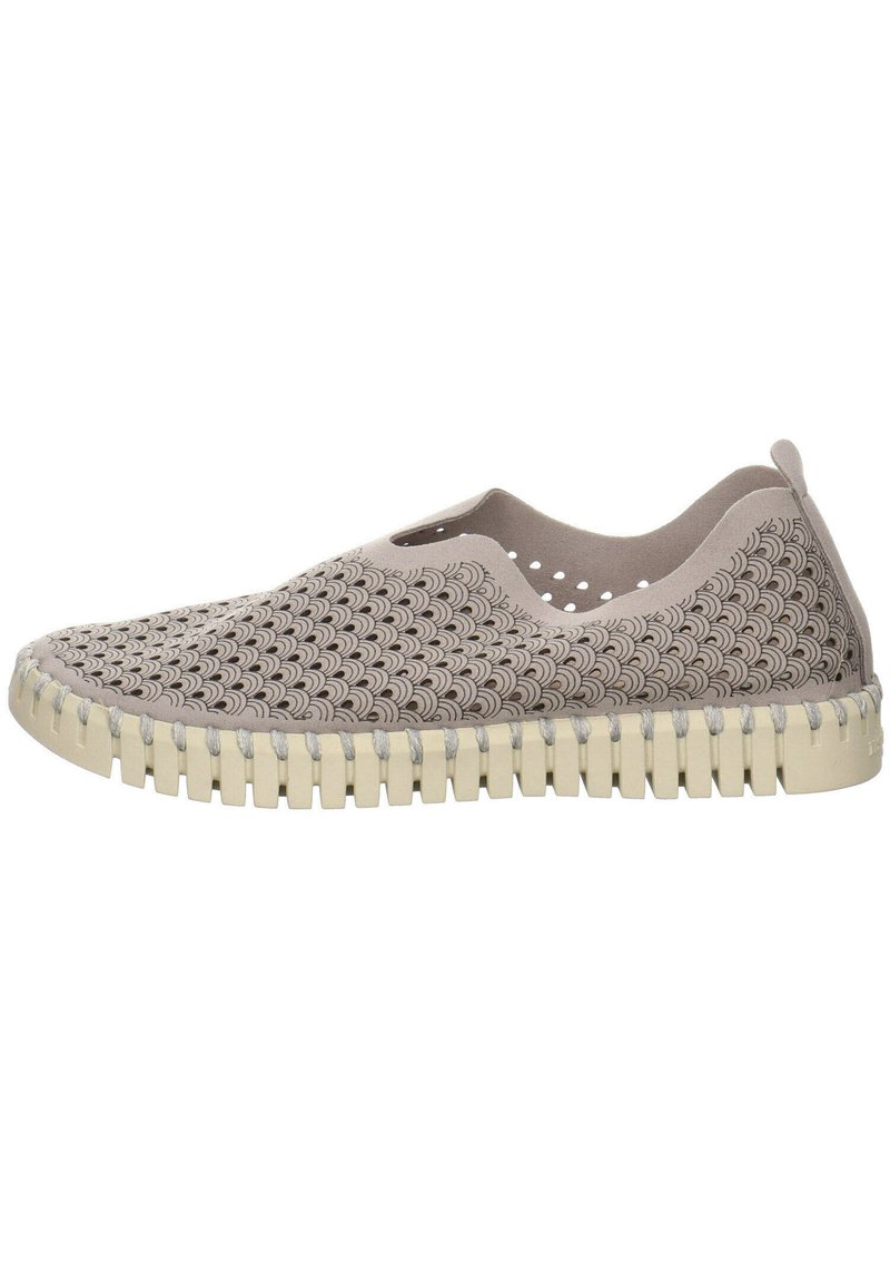 Scarpa slip-on in beige chiaro con tomaia testurizzata e a fantasia, e suola in gomma a contrasto. Presenta dettagli intagliati e un design flessibile.